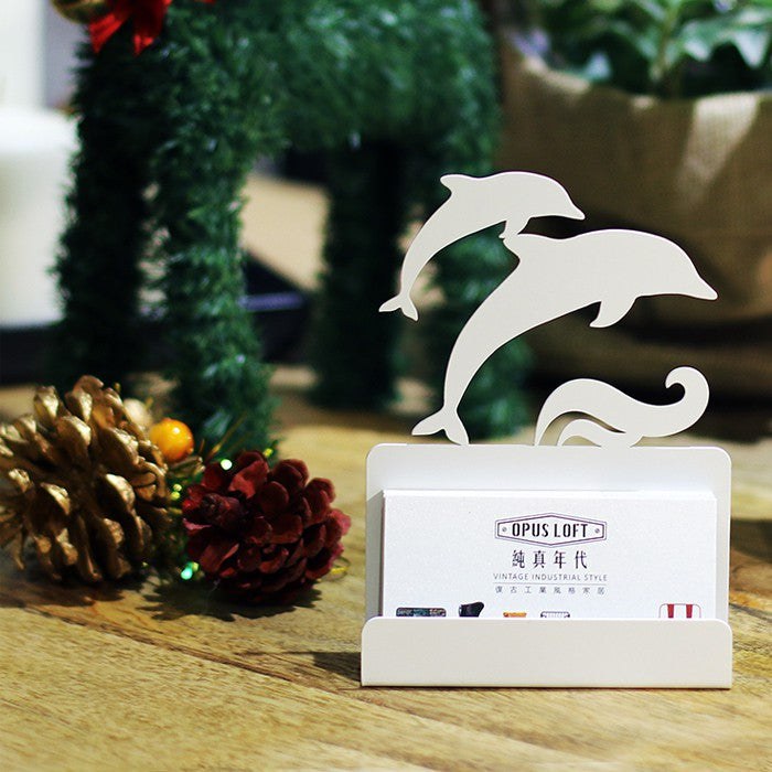 歐式鐵藝名片座《躍動水舞-優雅白》展示架 名片架擺飾 金屬海豚=畢業禮物 桌面收納 OPUS東齊金工 CA-de08W